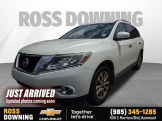 Used 2016 Nissan Pathfinder SV image 1