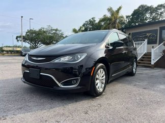 Used 2017 Chrysler Pacifica Touring-L image 1