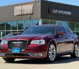 Used 2018 Chrysler 300 Touring L image 1