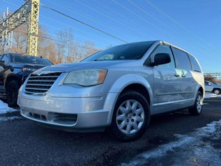 Used 2009 Chrysler Town & Country LX image 1