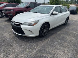 Used 2016 Toyota Camry SE image 1
