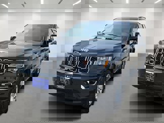 Used 2018 Jeep Grand Cherokee Laredo image 1