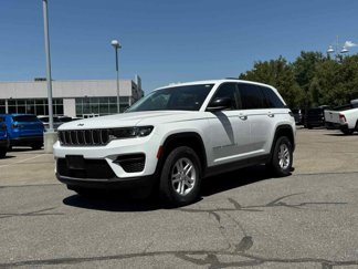 Used 2023 Jeep Grand Cherokee Laredo image 1