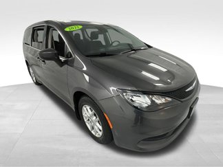 Used 2022 Chrysler Voyager LX image 1