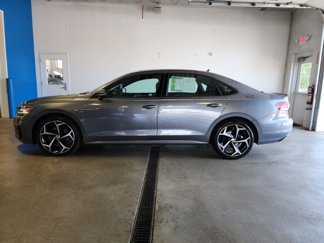 Used 2021 Volkswagen Passat 2.0T R-Line image 1