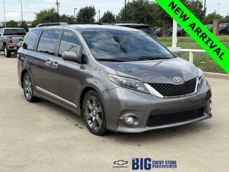 Used 2015 Toyota Sienna SE image 1