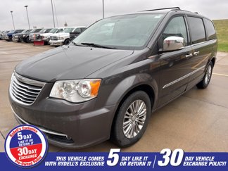 Used 2016 Chrysler Town & Country Touring-L w/ Driver Convenience Group image 1