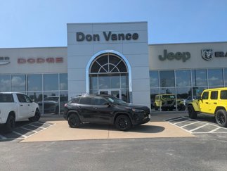 Used 2023 Jeep Cherokee Altitude Lux image 1