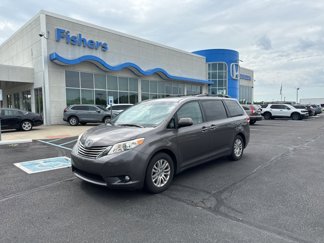 Used 2013 Toyota Sienna XLE image 1
