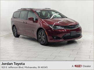 Used 2019 Chrysler Pacifica Touring-L w/ S Appearance Package image 1