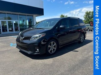 Used 2018 Toyota Sienna SE image 1
