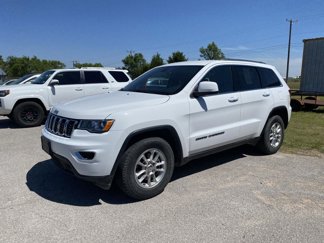 Used 2020 Jeep Grand Cherokee Laredo image 1