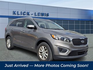 Used 2017 Kia Sorento LX w/ LX Convenience Package image 1