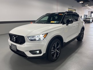Certified 2022 Volvo XC40 T5 R-Design image 1