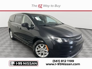 Used 2022 Chrysler Voyager LX image 1
