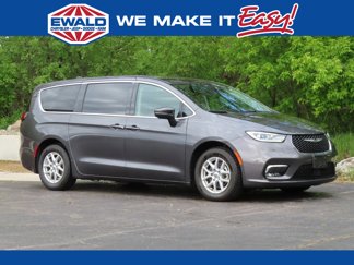 Used 2023 Chrysler Pacifica Touring-L image 1