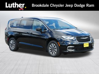 New 2025 Chrysler Pacifica Select image 1