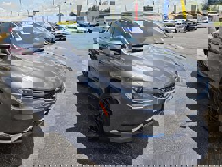 Used 2016 Chrysler 200 Limited image 1