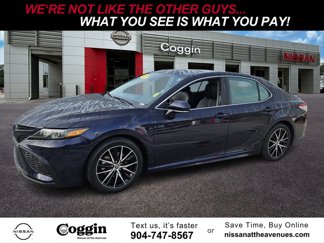 Used 2022 Toyota Camry SE image 1