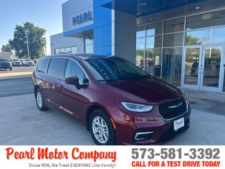 Used 2023 Chrysler Pacifica Touring-L image 1