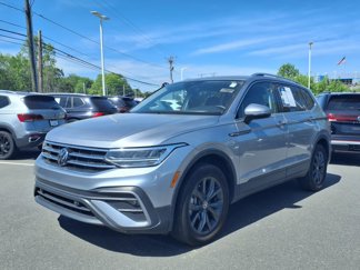 Used 2023 Volkswagen Tiguan SE image 1