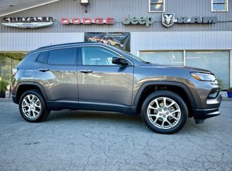 Used 2022 Jeep Compass Latitude image 1