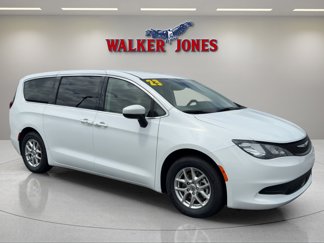 Used 2023 Chrysler Voyager LX image 1