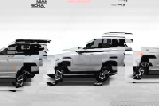 New 2025 Jeep Grand Cherokee L Laredo image 1