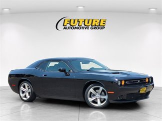 Used 2017 Dodge Challenger R/T image 1