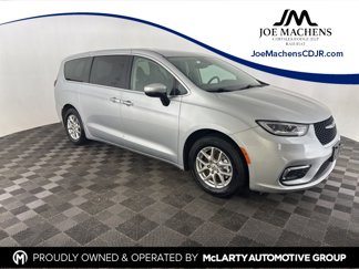 Used 2023 Chrysler Pacifica Touring-L image 1