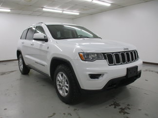 Used 2020 Jeep Grand Cherokee Laredo image 1