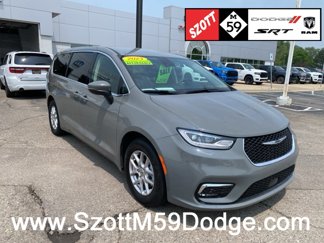 Used 2023 Chrysler Pacifica Touring-L image 1