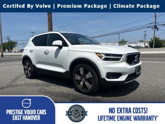 Used 2022 Volvo XC40 T5 Momentum image 1