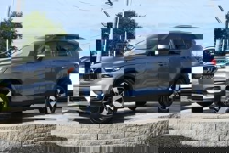 Used 2019 Volvo XC40 T5 Momentum image 1