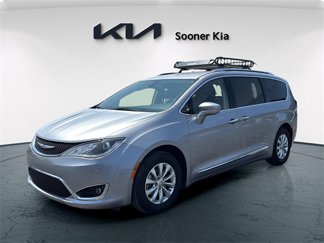Used 2018 Chrysler Pacifica Touring-L image 1