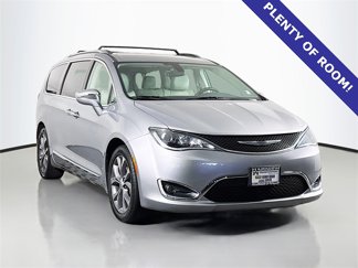 Used 2018 Chrysler Pacifica Limited image 1