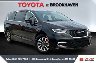 Used 2023 Chrysler Pacifica Touring-L image 1