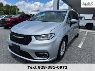 Used 2023 Chrysler Pacifica Touring-L image 1