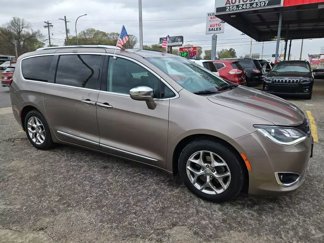 Used 2017 Chrysler Pacifica Limited w/ UConnect Theater Package image 1