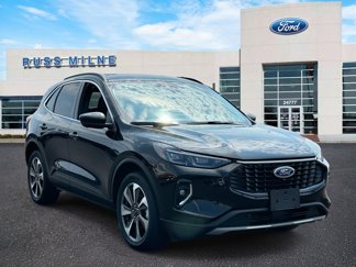 Used 2023 Ford Escape Platinum image 1