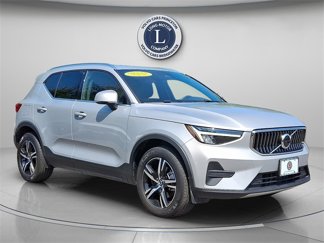 Certified 2025 Volvo XC40 B5 Core image 1