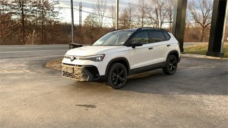 New 2025 Volkswagen Taos SE image 1