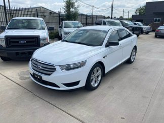 Used 2015 Ford Taurus SE image 1