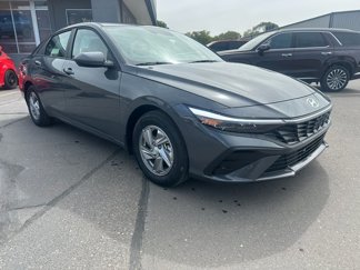 Used 2025 Hyundai Elantra SE image 1