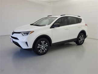 Used 2018 Toyota RAV4 LE image 1