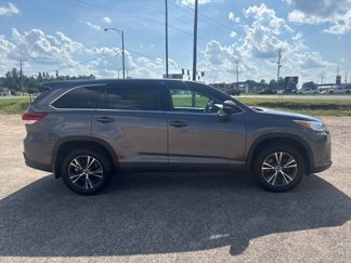 Used 2017 Toyota Highlander LE image 1