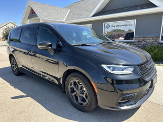 Used 2022 Chrysler Pacifica Touring-L w/ Uconnect Theater Family Group image 1
