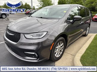 Used 2023 Chrysler Pacifica Touring-L image 1