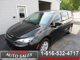 Used 2022 Chrysler Voyager LX image 1