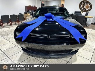 Used 2016 Dodge Challenger SXT image 1